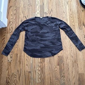 Splendid size S women long sleeve top in gray and black camo